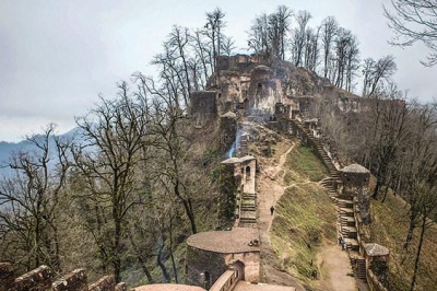 قلعه ای اسرارآمیز در دل جنگل /دژی باستانی با هزار پله
