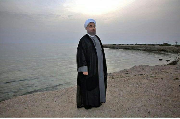 عکس یادگاری روحانی کنار ساحل